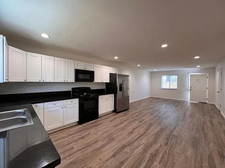 565-567 Churchill (Duplex) — Photo 5