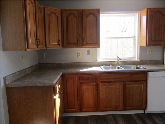 4th image of 308 N Oak St