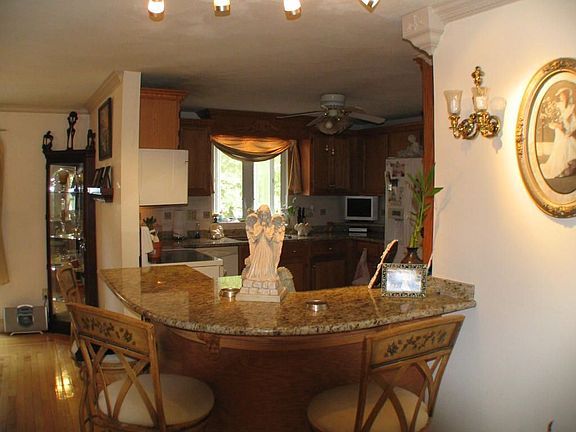 5th image of 24 Oak Hill Dr