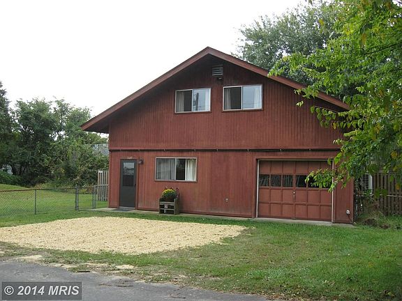 Exterior (Front) - 2 short blocks from beach