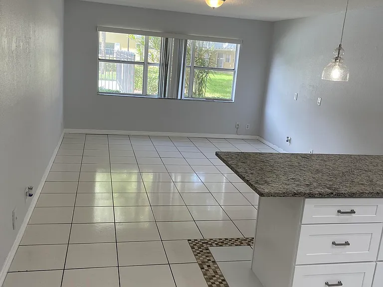 440 SE 2nd Ave #5 — Photo 5