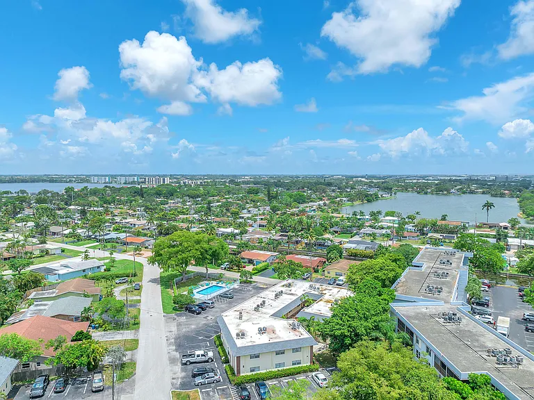 Oakland Park Villas — Photo 20