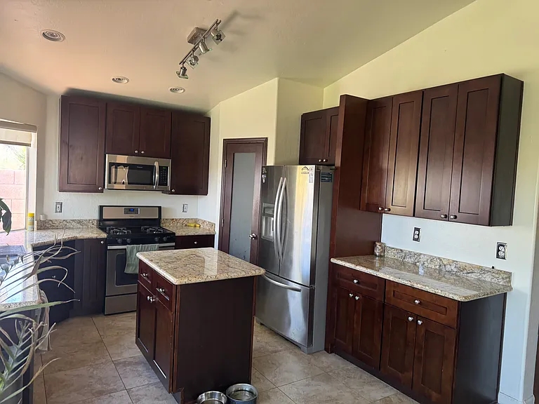 1727 E Pontiac Dr — Photo 12