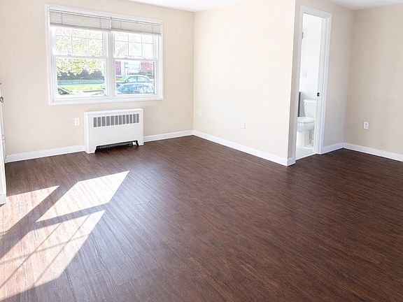4th image of 102A Hastings Ave