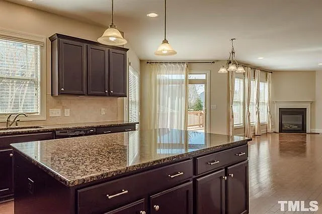 726 Weavers Ridge Dr — Photo 2