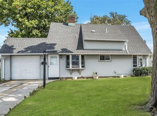5 Winter Ln, Hicksville, NY 11801