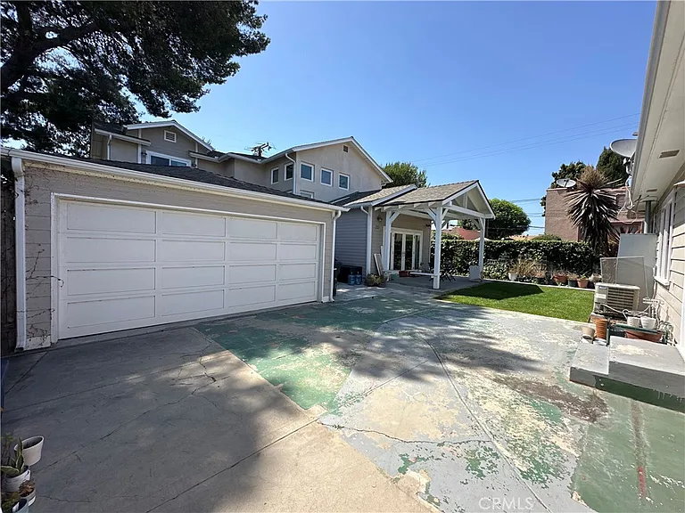 210 S Bush St — Photo 42