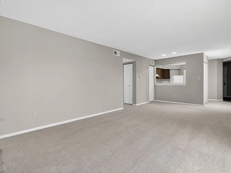 Woodhue Apartments — Photo 54