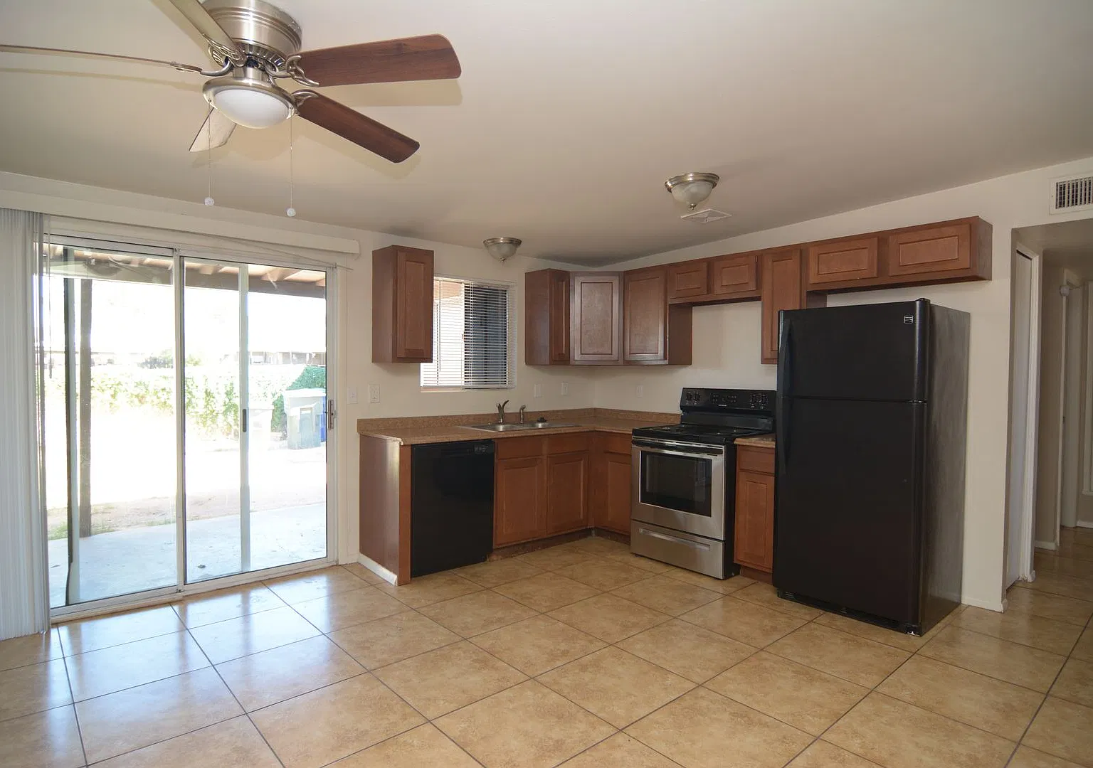 Charming 2 Bedroom 1 Bath Townhouse! East Tucson Location! — Photo 4