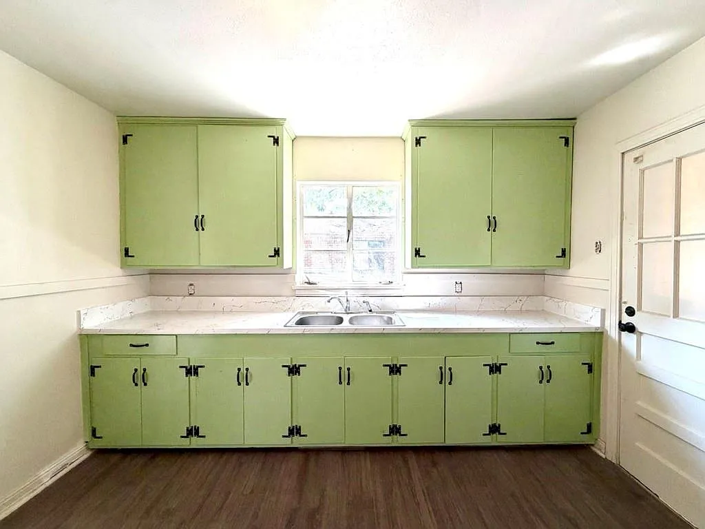 3 bed, 1.0 bath, 1005 sqft, $1,295 — Photo 2