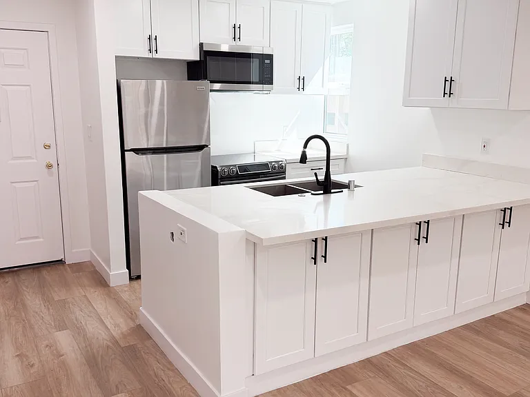 Encino Country Club Apartments — Photo 34