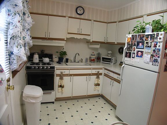 4th image of 44 Joan Ave