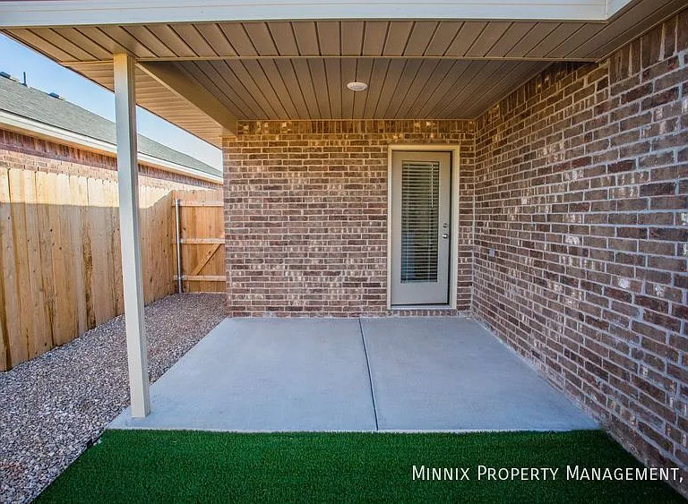2035 Kenwood Ave — Photo 38