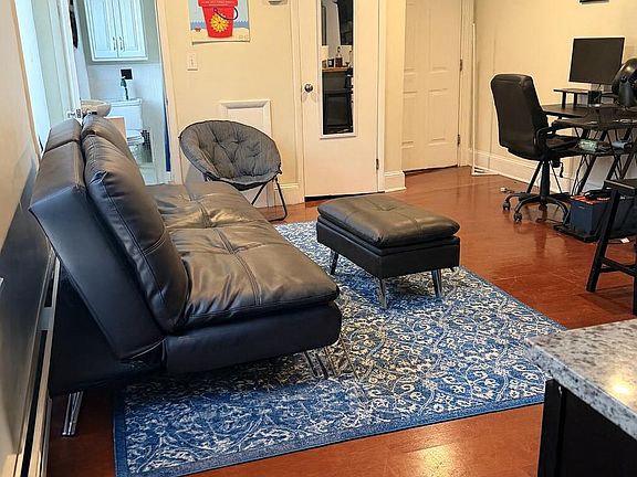 4th image of 2034 Chestnut St APT 3R