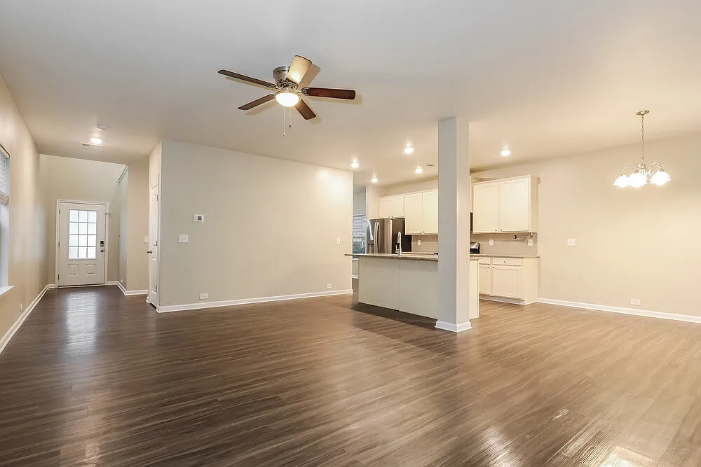 4 bed, 2.5 bath, 2429 sqft, $2,385 — Photo 4