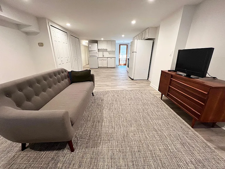 1124 Girard St NW #B — Photo 2