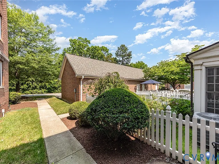 24 W Locke Ln #1 — Photo 19