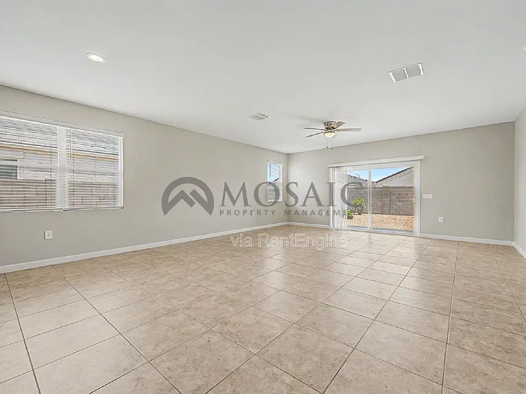 10617 S 54th Ln — Photo 6