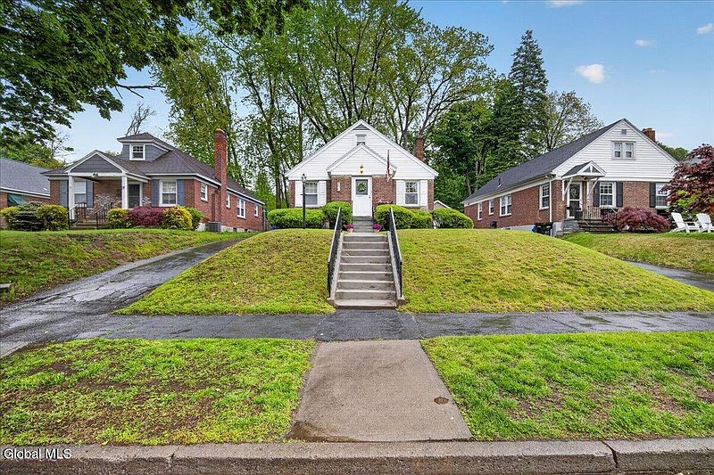 2nd image of 36 Pointview Drive