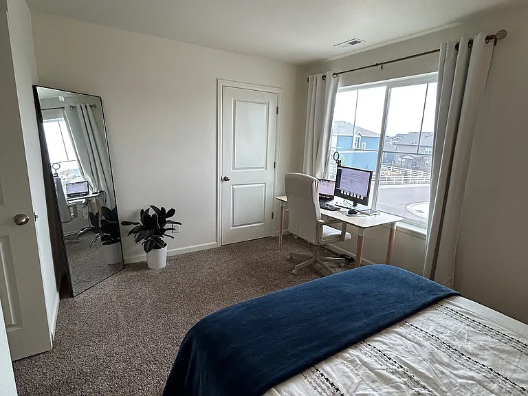 Guest Bedroom 1 - queen bed