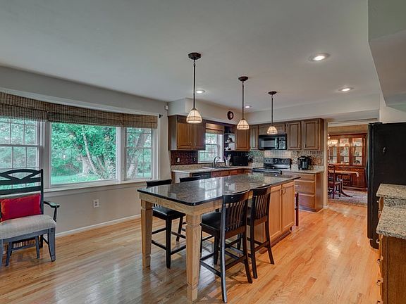 2nd image of 1819 Mount Vernon Dr