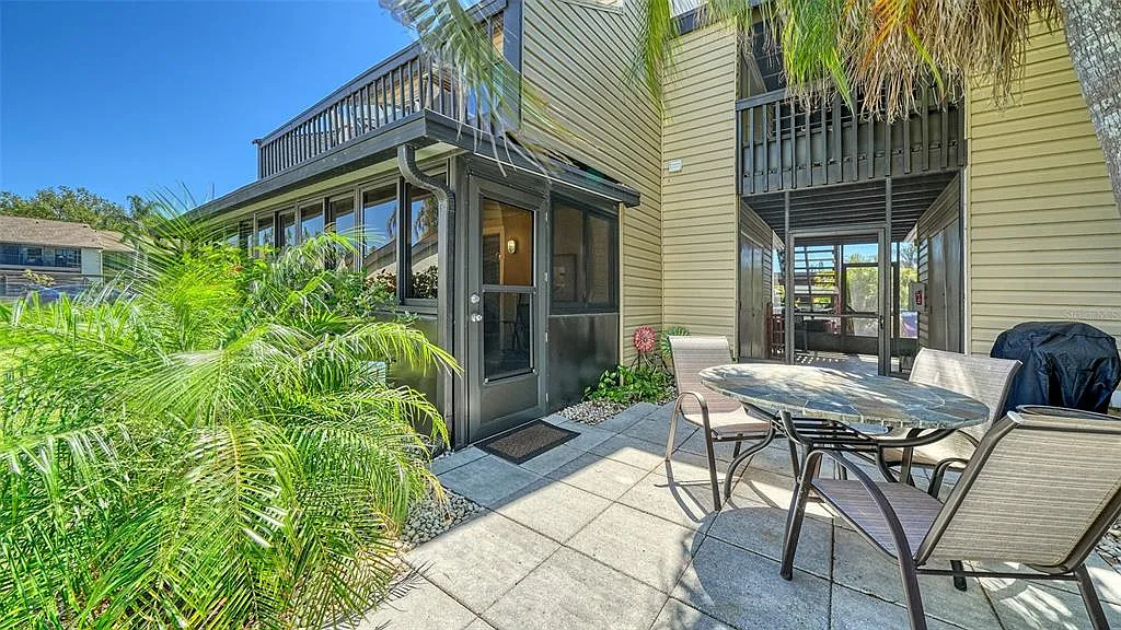 2 bed, 2.0 bath, 990 sqft, $2,200 — Photo 1