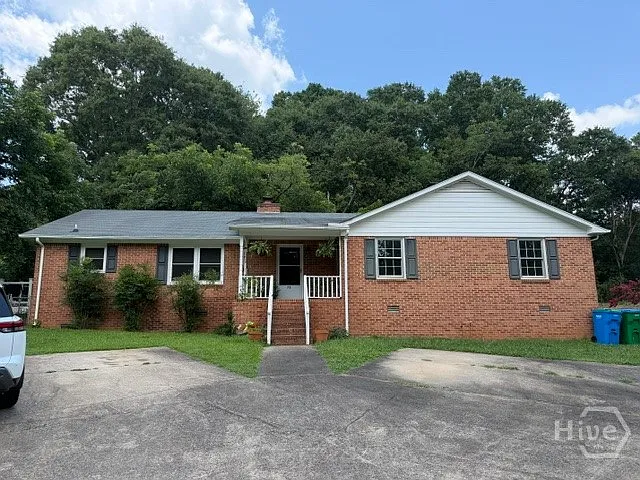 70 Caroline Ave — Photo 1