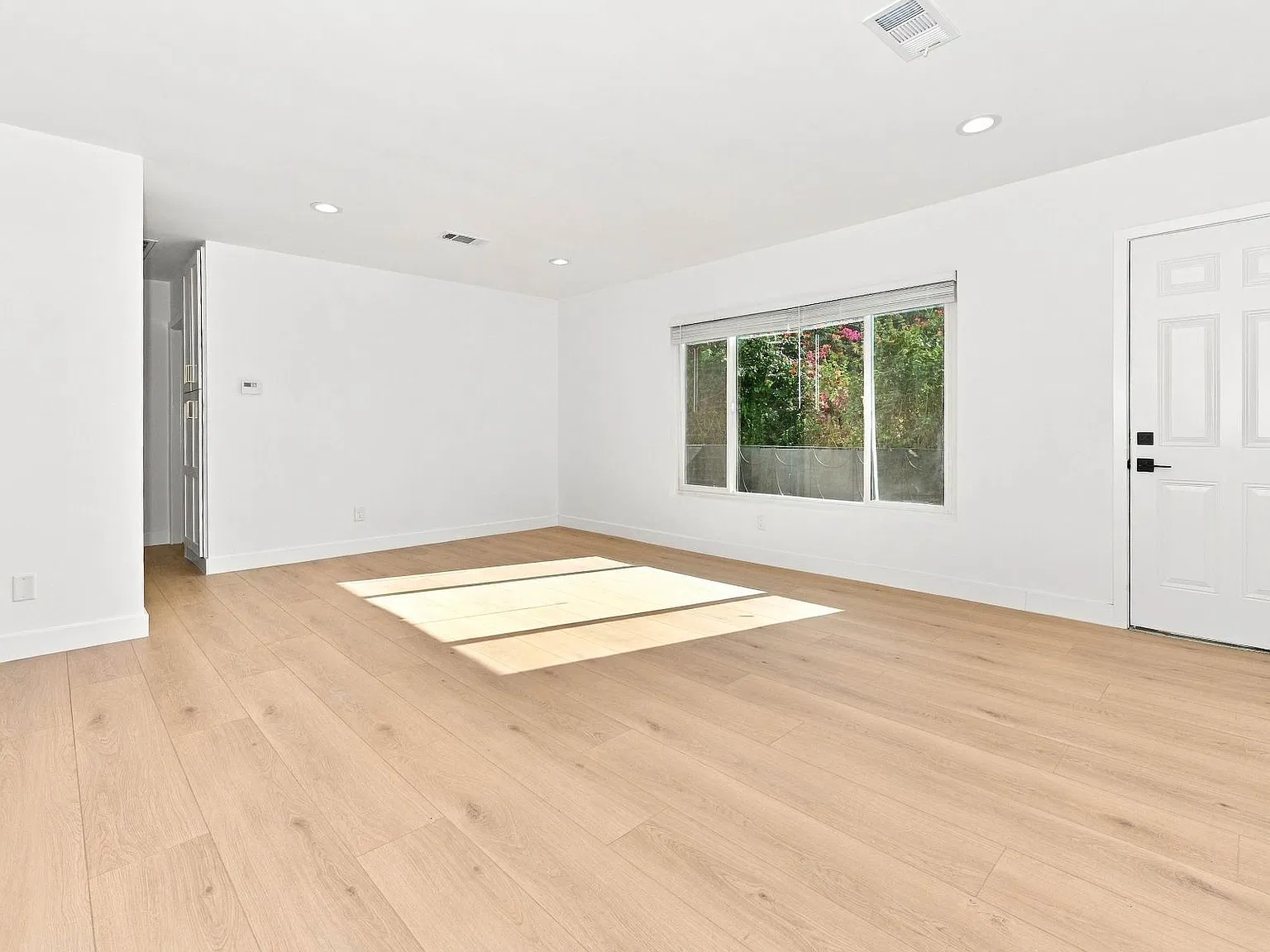 2 bed, 900 sqft, $3,975 — Photo 2