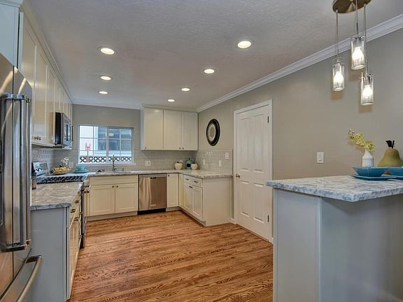 5th image of 672 N Baywood Ave
