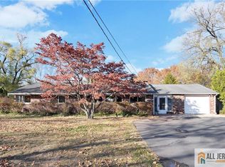 25 Dillon Rd, Kendall Park, NJ 08824