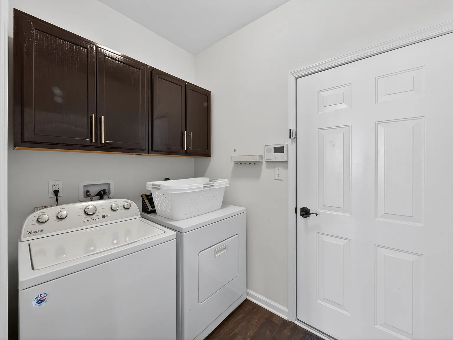 Executive & Relocation Rental | 4BR Furnished, 3 Workstations, Fiber Internet, Quiet — Photo 3