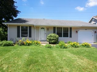 858 Pin Oak Cir, Cary, IL 60013