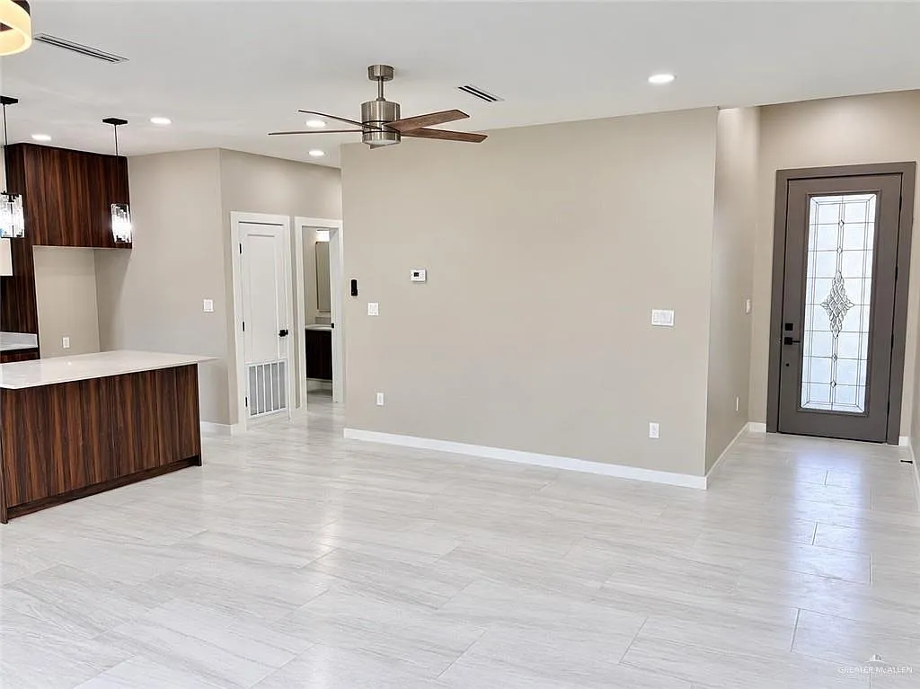 3 bed, 2.5 bath, 2096 sqft, $2,100 — Photo 2
