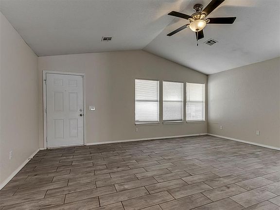 3rd image of 920 Periwinkle Dr