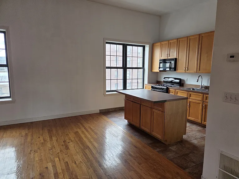 526 Bay St #3 — Photo 3