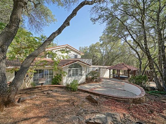 4th image of 2440 Sleepy Hollow Dr