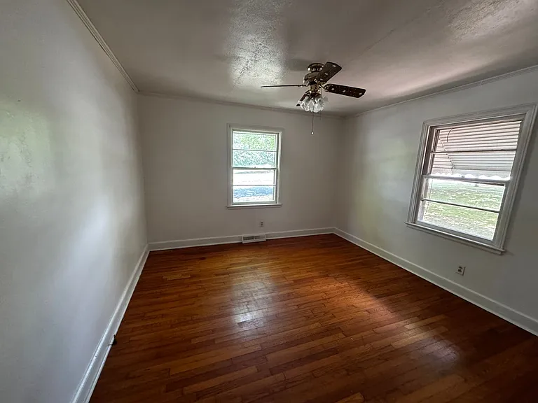 811 W Elm St — Photo 15