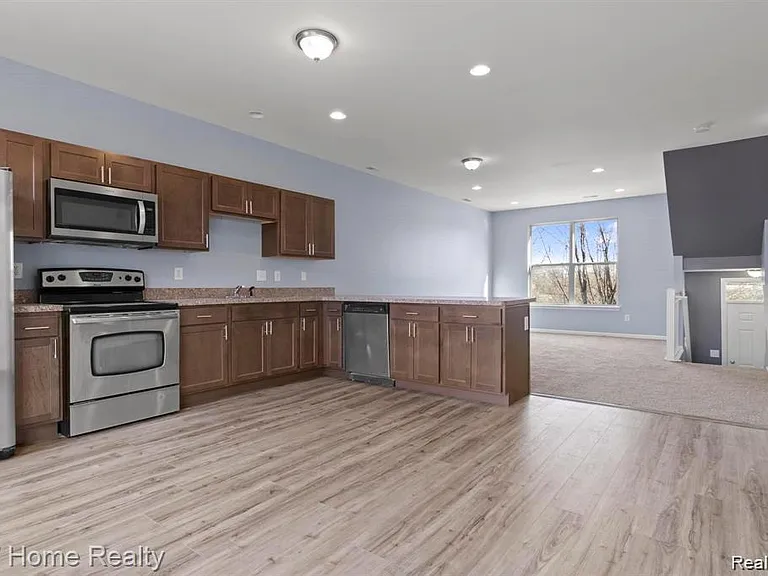 7637 Woodward Ave — Photo 3