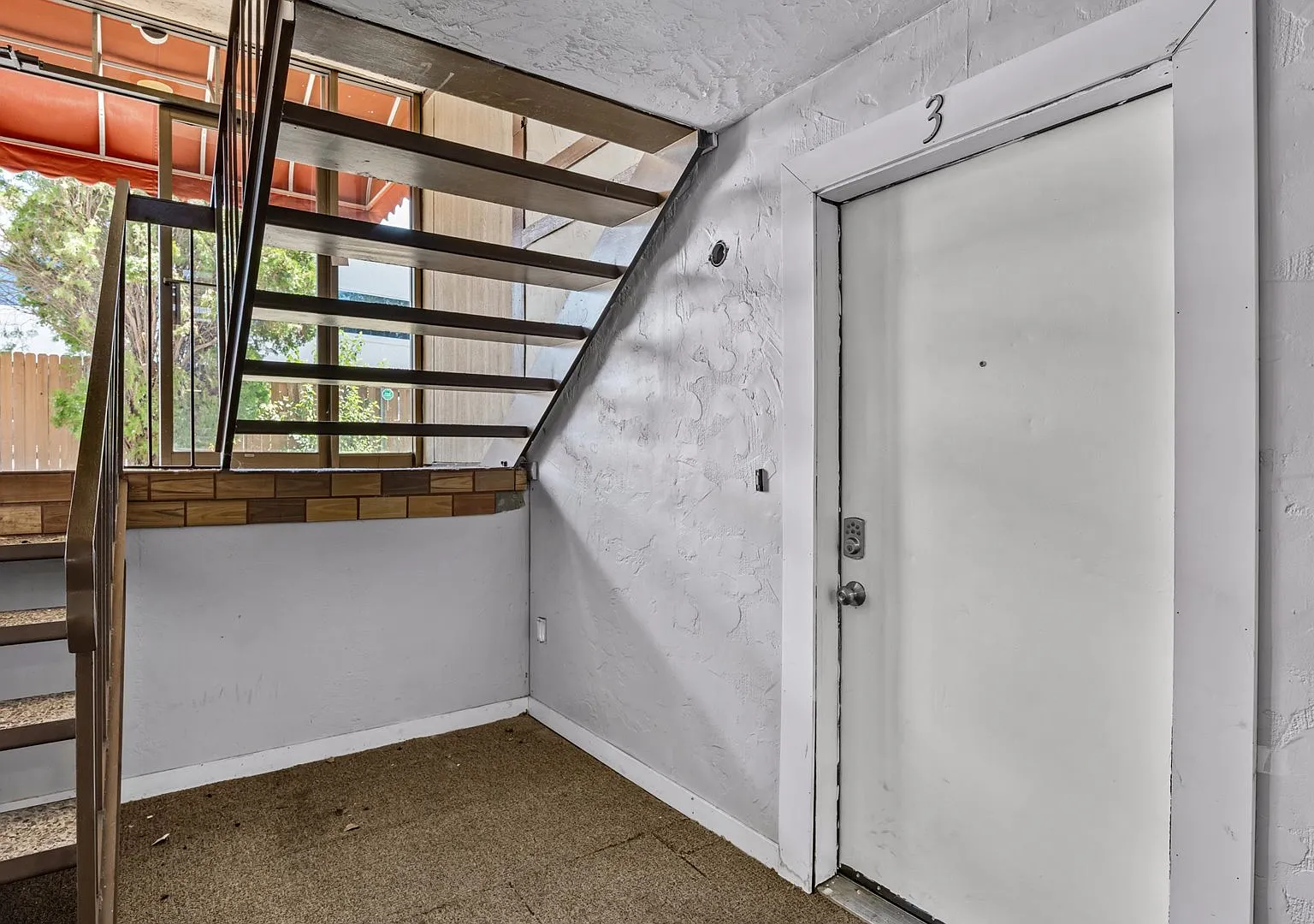 Upgraded 2BR Garden-Level Unit | 850 Sqft | Spacious & Stylish — Photo 3