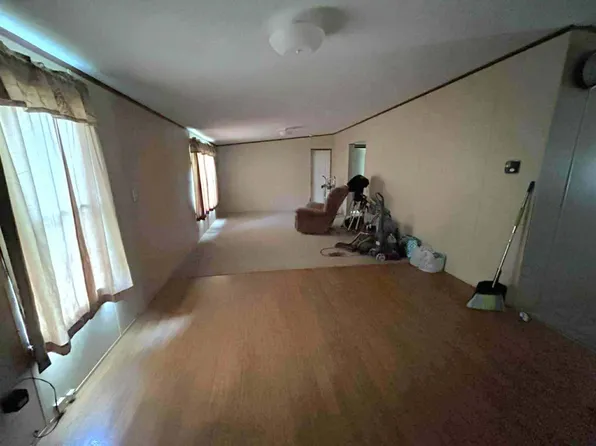 208 W Woodworth Ave, Hardtner, KS 67057
