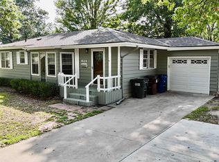 923 Crestline Dr, Lawrence, KS 66049