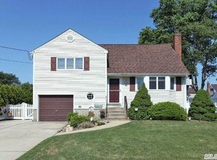 94 Eastgate Rd, Massapequa Park, NY 11762