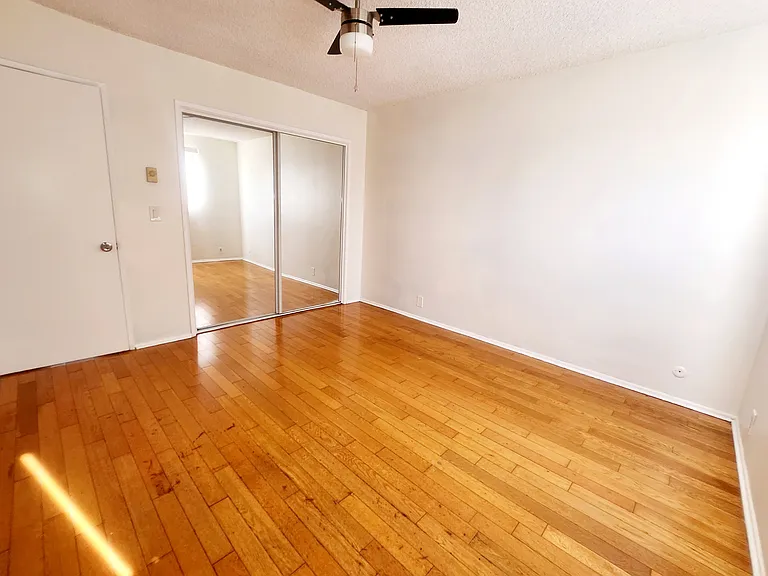 425 N Hobart Blvd — Photo 32