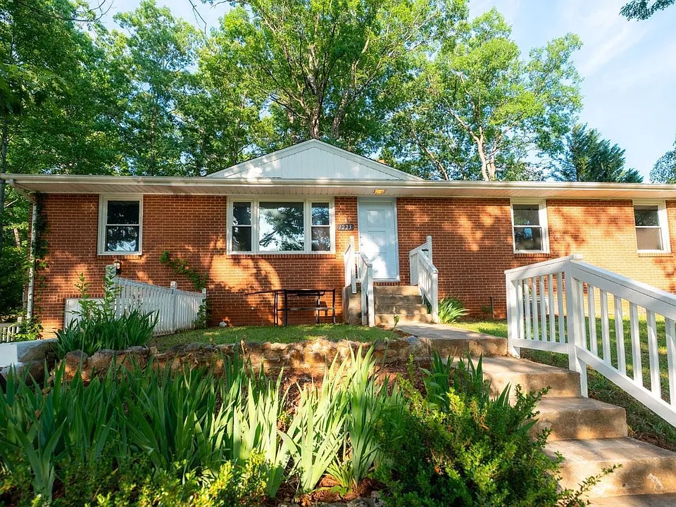 1223 Cedar Hill Dr