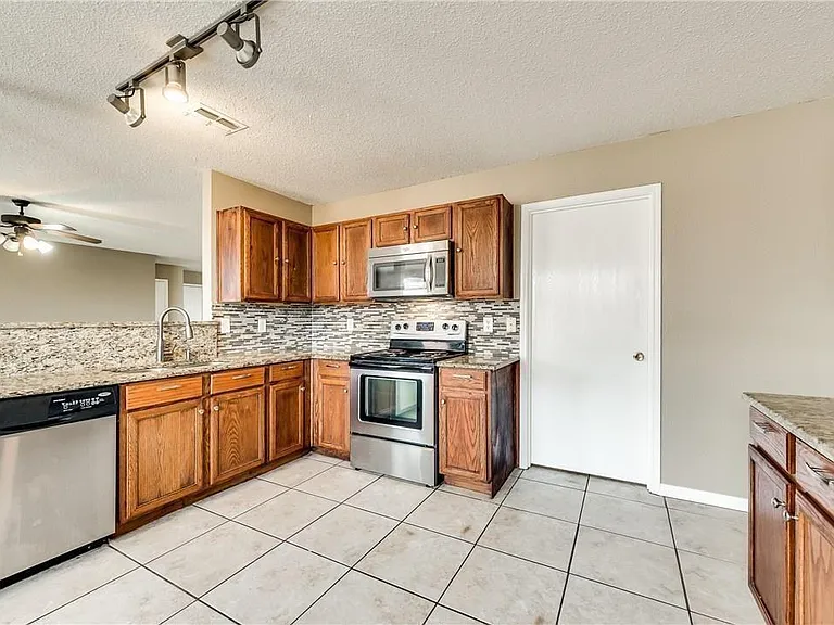 1508 Flagstone Ln — Photo 7
