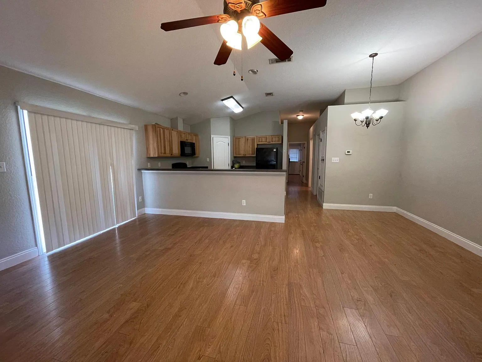 2 bed, 1050 sqft, $1,300 — Photo 3
