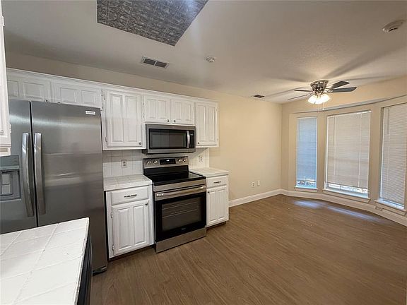5th image of 949 Reeves St