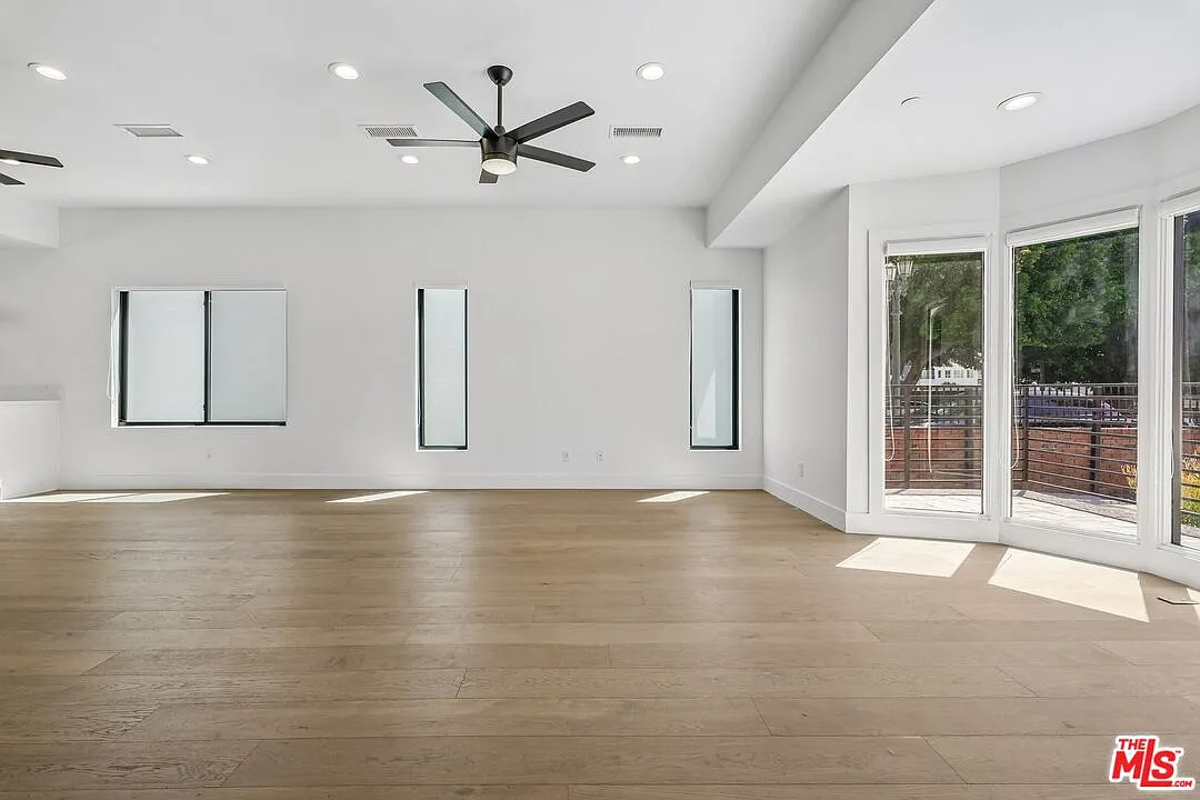 2 bed, 2.5 bath, 1429 sqft, $5,550 — Photo 3