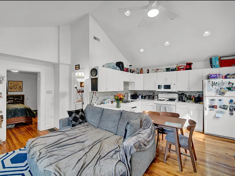 2642 N Marshfield Ave — Photo 34