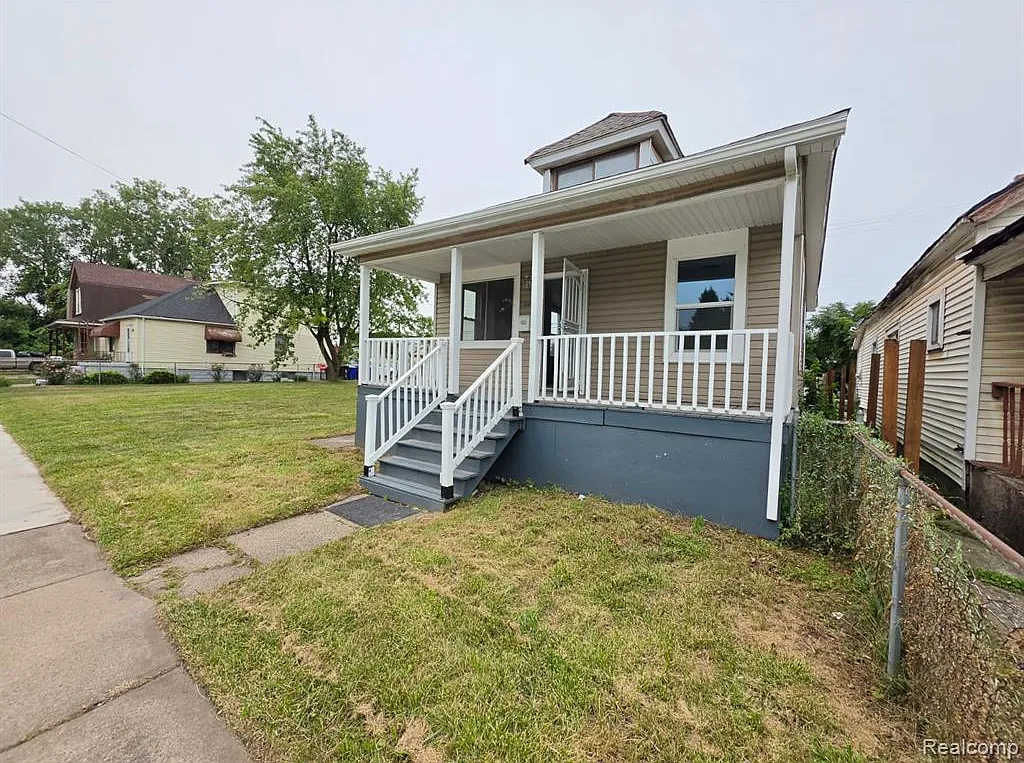 3 bed, 1.0 bath, 802 sqft, $1,300 — Photo 2